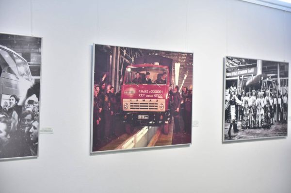 Наиль Магдеев посетил выставку, посвященную 50‑летию выпуска первого серийного КАМАЗа Наиль Магдеев посетил выставку, посвященную 50‑летию выпуска первого серийного КАМАЗа