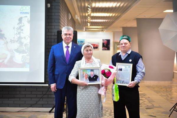 Парад любви: в Набережных Челнах чествуют свадебных юбиляров 