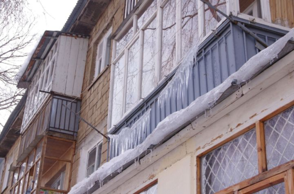 В Челнах инспекторы жилинспекции мониторят дворы с нечищенными от снега крышами В Челнах инспекторы жилинспекции мониторят дворы с нечищенными от снега крышами
