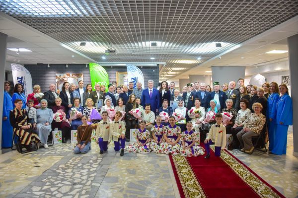 Парад любви: в Набережных Челнах чествуют свадебных юбиляров 