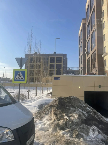 Откопали ноги: в Татарстане трое детишек прыгали в сугроб и застряли