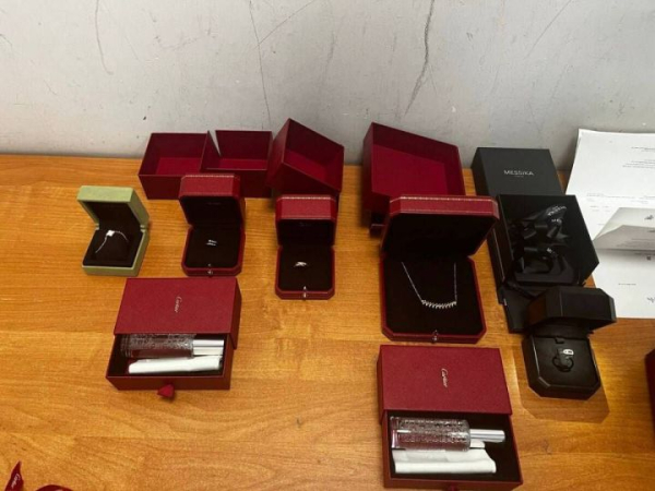 Двое челнинцев пробовали провезти из Дубая ювелирные украшения на сумму более 1 млн