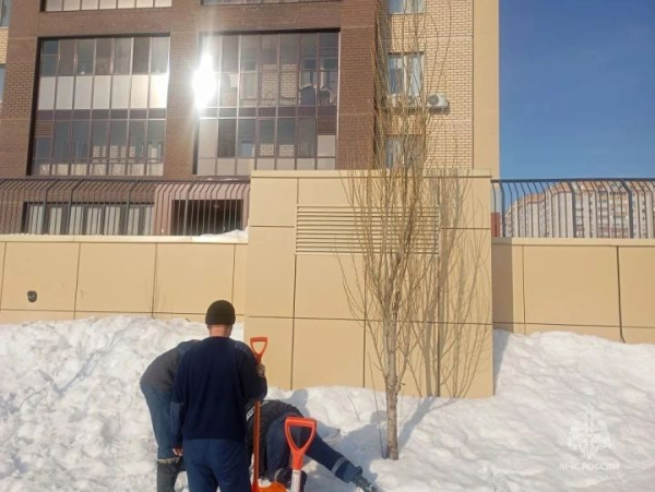 Откопали ноги: в Татарстане трое детишек прыгали в сугроб и застряли