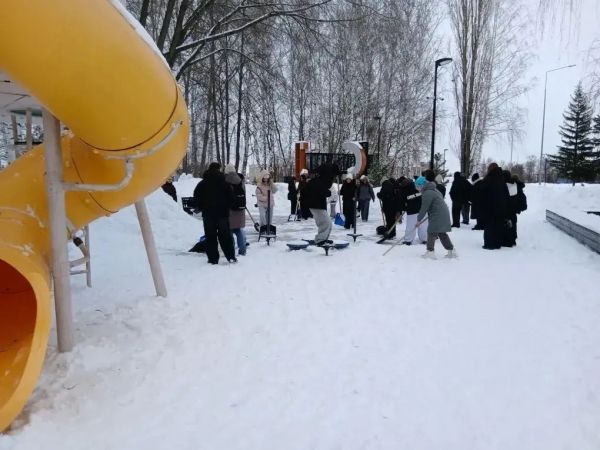 Школьники помогают очистить город от снега Школьники помогают очистить город от снега
