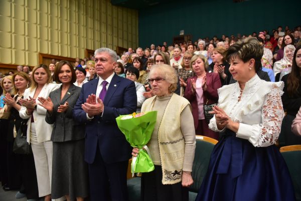 В Набережных Челнах поздравили дам с наступающим 8 марта 