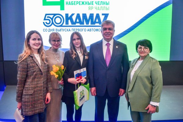 В сердце автомобильного концерна: в визит-центре КАМАЗа произошло праздничное вручение паспортов молодым челнинцам 
