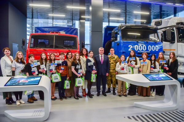 В сердце автомобильного концерна: в визит-центре КАМАЗа произошло праздничное вручение паспортов молодым челнинцам 