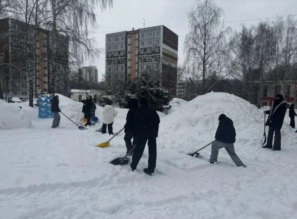 &laquo;Снежный десант&raquo; от учащихся школ трудится на публичных местах города: 