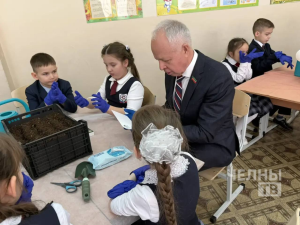 Школьники Челнов посадили редис для ветеранов ВОВ