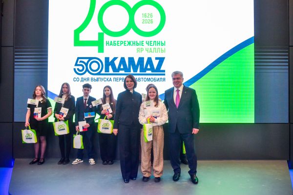В сердце автомобильного концерна: в визит-центре КАМАЗа произошло праздничное вручение паспортов молодым челнинцам 