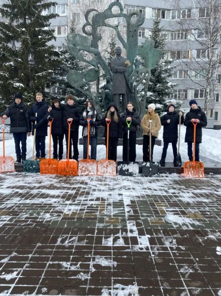 Школьники помогают очистить город от снега Школьники помогают очистить город от снега