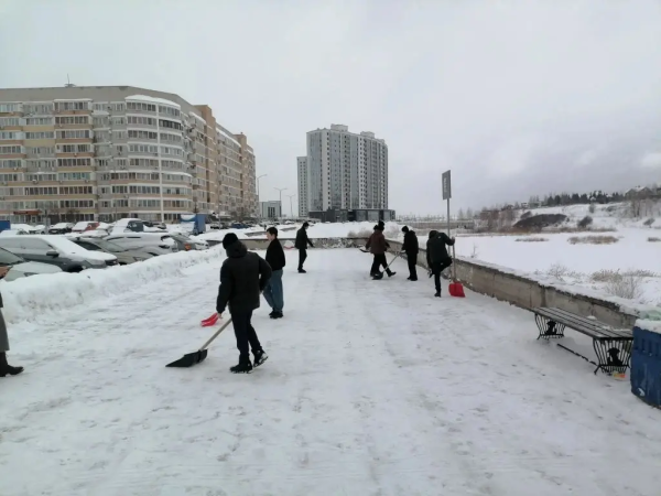 &laquo;Снежный десант&raquo; от учащихся школ трудится на публичных местах города: 