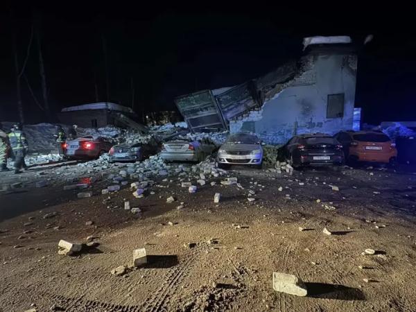 Погибших в числе людей нет: в Татарстане осколки строения повредили сходу 6 транспортных средств