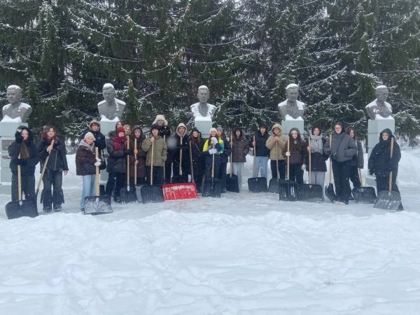 Школьники помогают очистить город от снега Школьники помогают очистить город от снега