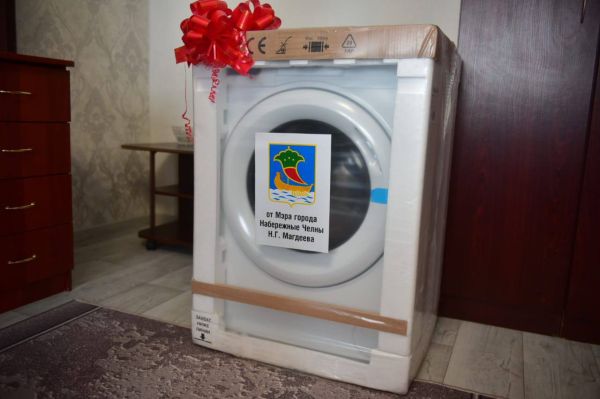 Наиль Магдеев поздравил Ольгу Чебневу с наступающим Международным женским днем 