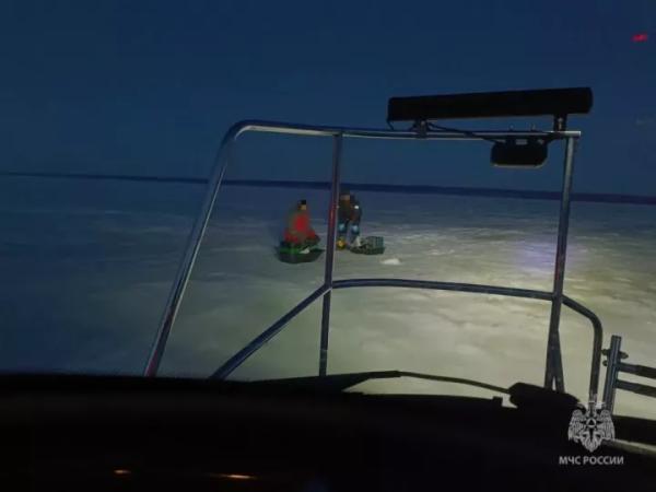 С риском для жизни: в Татарстане выручили четырёх рыбаков на реке Волга С риском для жизни: в Татарстане выручили четырёх рыбаков на реке Волга