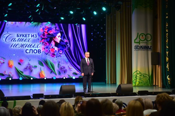 В Набережных Челнах поздравили дам с наступающим 8 марта 