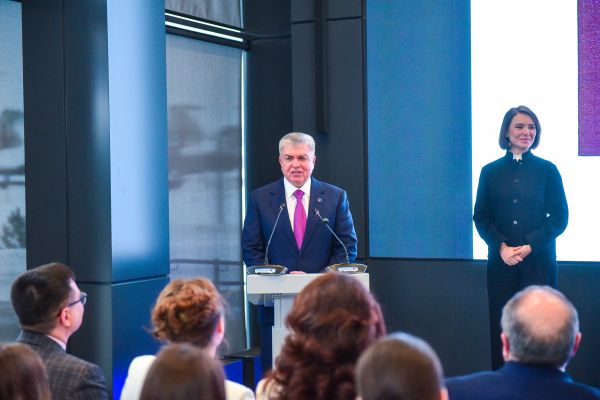 В сердце автомобильного концерна: в визит-центре КАМАЗа произошло праздничное вручение паспортов молодым челнинцам 