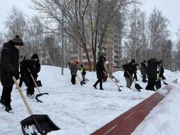 &laquo;Снежный десант&raquo; от учащихся школ трудится на публичных местах города: 
