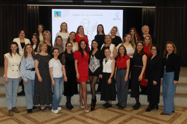 Дама величавого духа: в конце принимает участие более 20 участниц Дама величавого духа: в конце принимает участие более 20 участниц