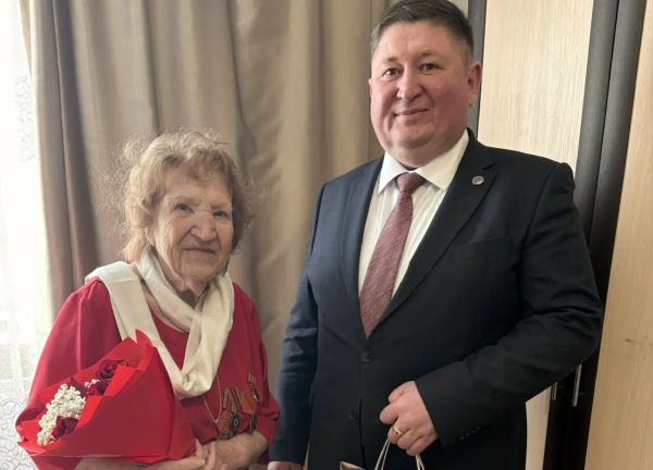 В Набережных Челнах поздравили с 95-летием труженицу тыла Галину Шалавину 