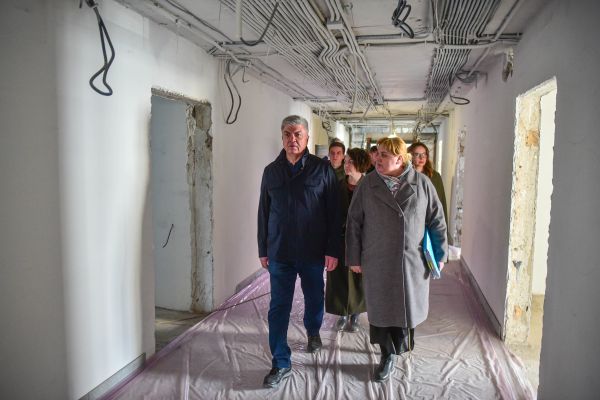 «Станет подарком всем жителям»: Наиль Магдеев проинспектировал ремонт «Замана» «Станет подарком всем жителям»: Наиль Магдеев проинспектировал ремонт «Замана»