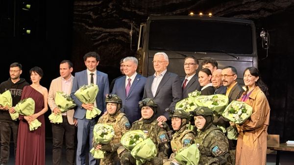 "Вышел конь мой из тени": челнинцам представили спектакль про КАМАЗ "Вышел конь мой из тени": челнинцам представили спектакль про КАМАЗ