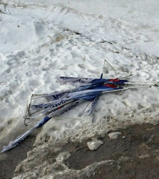 В Челнах вандал сорвал 18 флагов, установленных на мосту через Мелекеску В Челнах вандал сорвал 18 флагов, установленных на мосту через Мелекеску