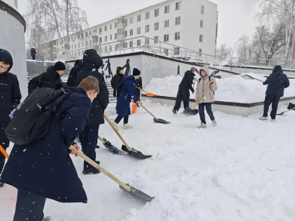 &laquo;Снежный десант&raquo; от учащихся школ трудится на публичных местах города: 