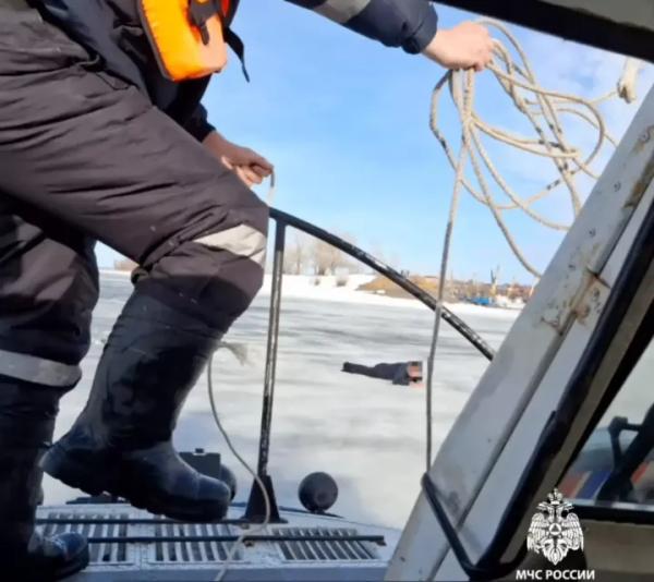 Опасный весенний лед: в Татарстане вызволили из лап погибели 3-х рыбаков