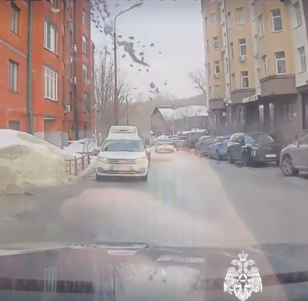 В Казани обвалилась часть кровли жилого дома