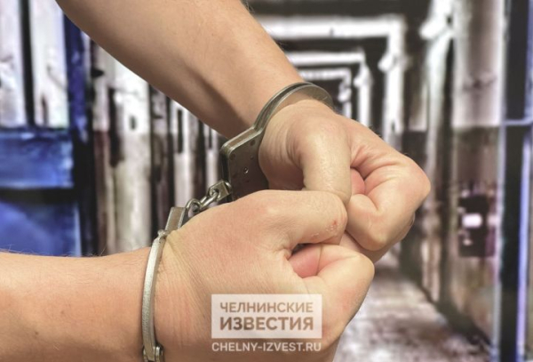 В Челнах вор-преступник вынес кассу из шиномонтажки В Челнах вор-преступник вынес кассу из шиномонтажки