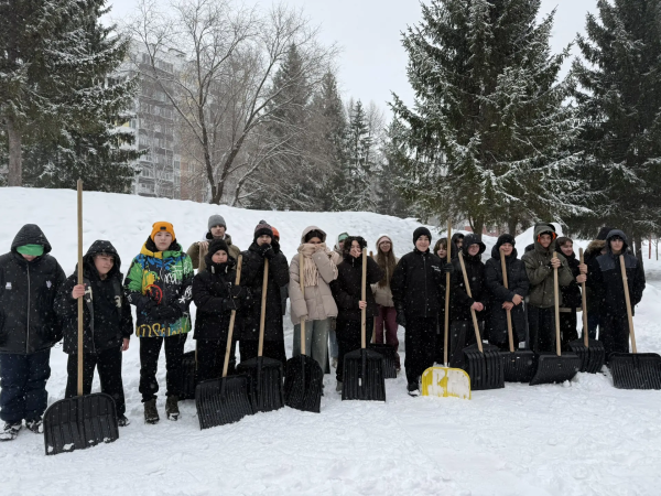 &laquo;Снежный десант&raquo; от учащихся школ трудится на публичных местах города: 