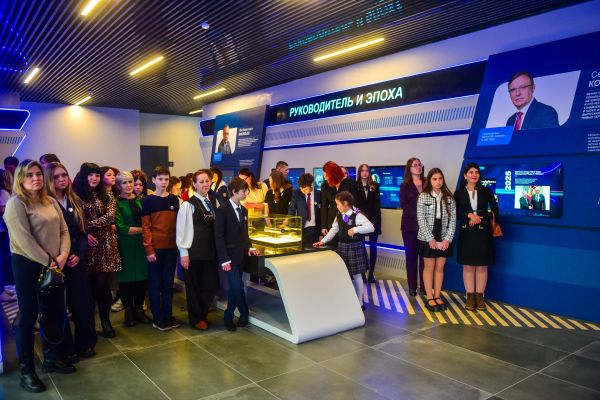 В сердце автомобильного концерна: в визит-центре КАМАЗа произошло праздничное вручение паспортов молодым челнинцам 