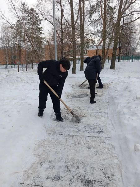 Школьники помогают очистить город от снега Школьники помогают очистить город от снега