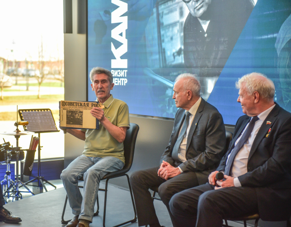 В Визит-центре КАМАЗа открылась выставка фотографий, которая посвящена истории компании В Визит-центре КАМАЗа открылась выставка фотографий, которая посвящена истории компании