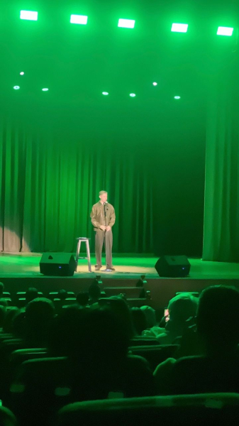 Воинские байки от военного переводчика: комедиант Илья Раевский выступил в Челнах