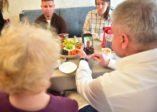 Наиль Магдеев поздравил маму Героя России Сергея Чебнева с днем рождения 