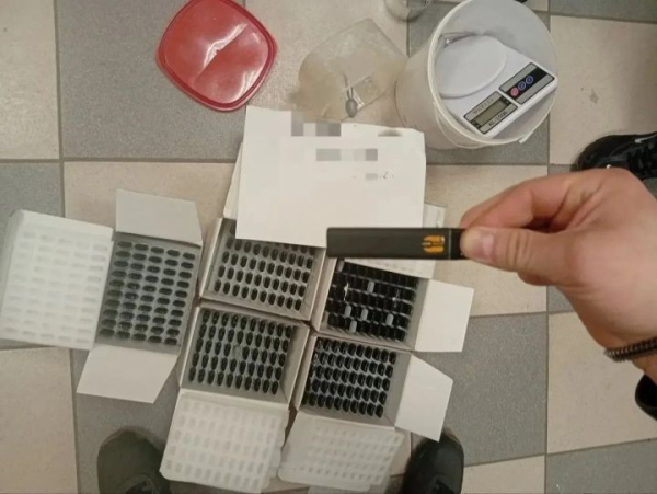 В Челнах задержали даму с 250 вейпами, начинёнными наркотическими веществами