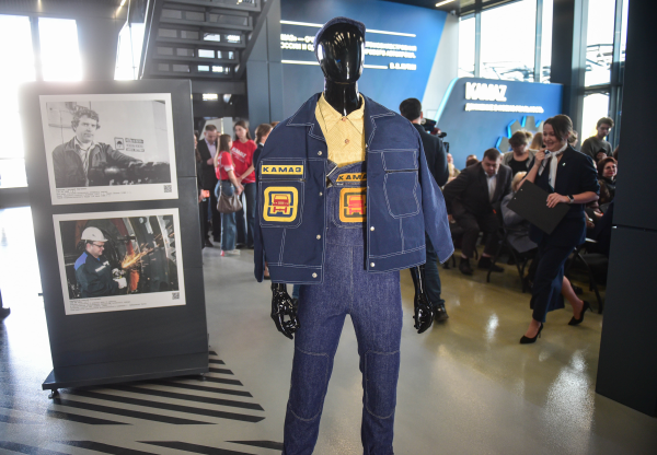 В Визит-центре КАМАЗа открылась выставка фотографий, которая посвящена истории компании В Визит-центре КАМАЗа открылась выставка фотографий, которая посвящена истории компании