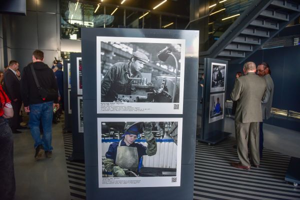 В Визит-центре КАМАЗа открылась выставка фотографий, которая посвящена истории компании В Визит-центре КАМАЗа открылась выставка фотографий, которая посвящена истории компании