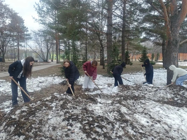 Студенты и школьники очистили парк от снега и мусора Студенты и школьники очистили парк от снега и мусора