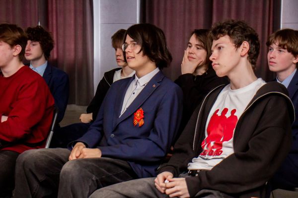 &laquo;Диалоги с героями&raquo;: учащиеся школы №45 пообщались с защитником Отечества 