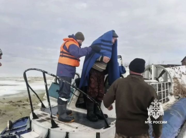 В Татарстане спасли 51-летнего рыбака, провалившегося под лед на реке Ик В Татарстане спасли 51-летнего рыбака, провалившегося под лед на реке Ик