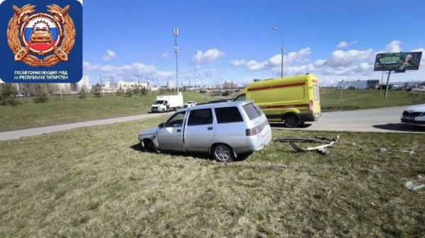 В Челнах водителя легковушки госпитализировали в БСМП после наезда на бордюр