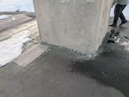 Два этажа затопило: челнинская УК получила штраф за очистку крыши от снега Два этажа затопило: челнинская УК получила штраф за очистку крыши от снега