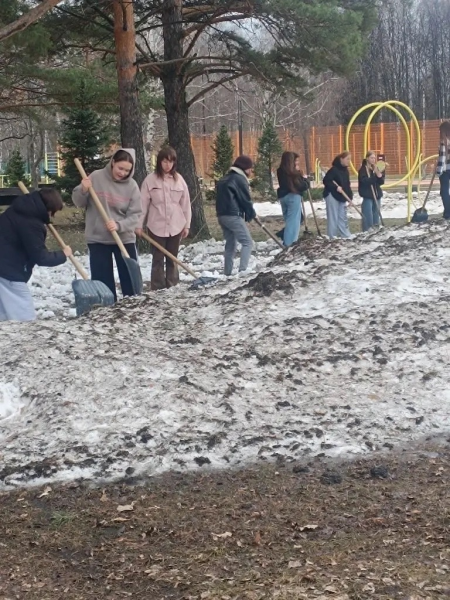 Студенты и школьники очистили парк от снега и мусора Студенты и школьники очистили парк от снега и мусора