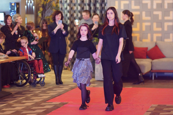 &laquo;Хрустальные принцессы&raquo;: в Челнах прошел показ мод в числе девченок-людей с ограниченными возможностями