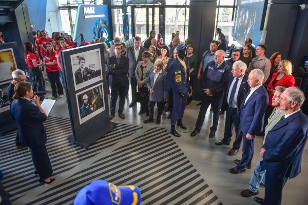 В Визит-центре КАМАЗа открылась выставка фотографий, которая посвящена истории компании В Визит-центре КАМАЗа открылась выставка фотографий, которая посвящена истории компании