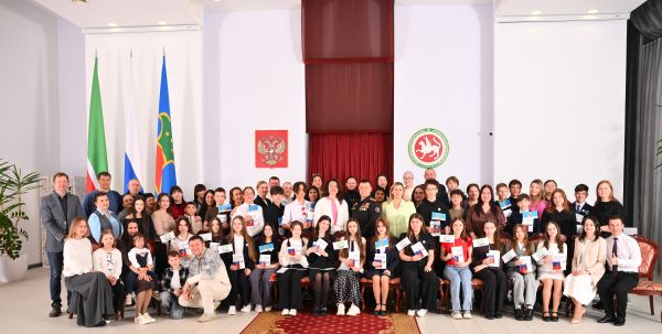 23 молодых челнинца получили 1-ые паспорта 23 молодых челнинца получили 1-ые паспорта